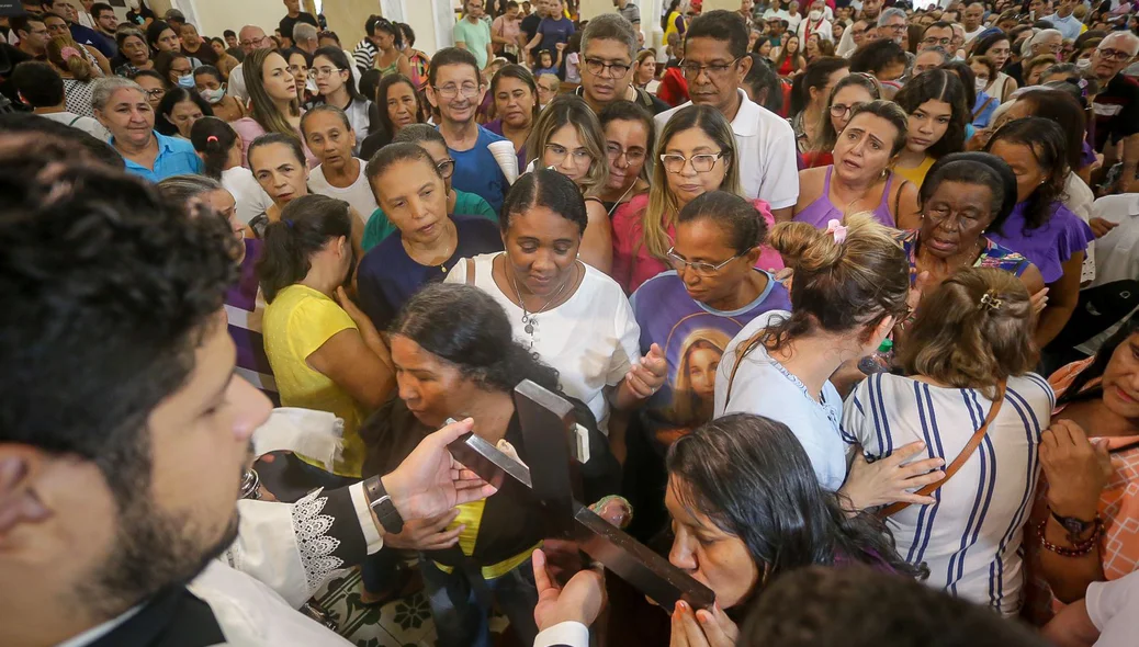 Fiéis participam de missa e Procissão do Senhor Morto em Teresina