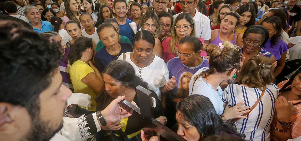 Fiéis participam de missa e Procissão do Senhor Morto em Teresina