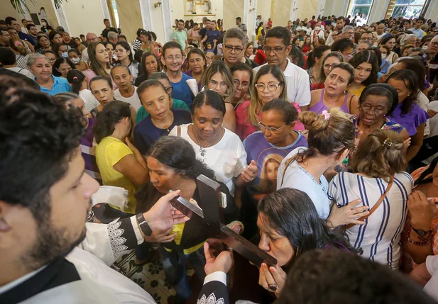 Fiéis participam de missa e Procissão do Senhor Morto em Teresina