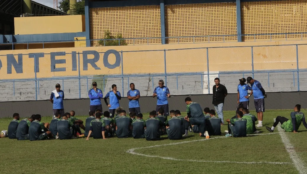 Flávio Araújo conversando com os jogadores do Altos
