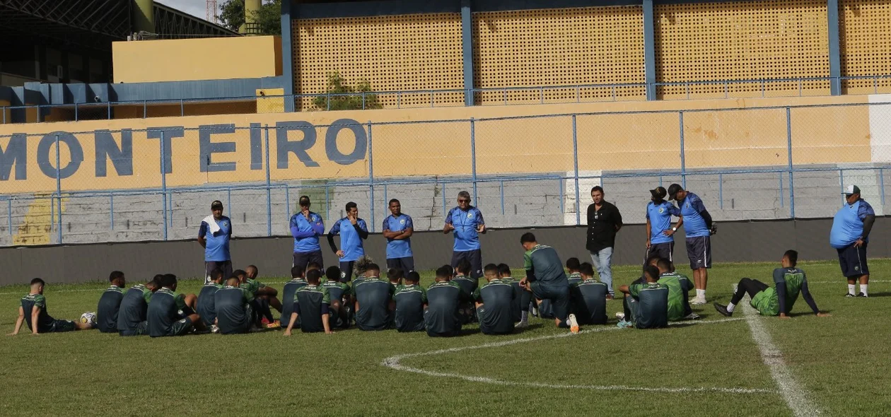 Flávio Araújo conversando com os jogadores do Altos