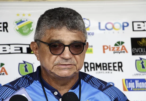 Flávio Araújo, técnico do Altos