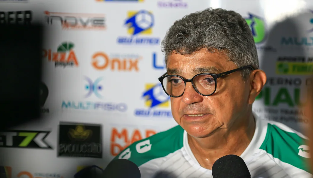 Flávio Araújo , técnico do Altos