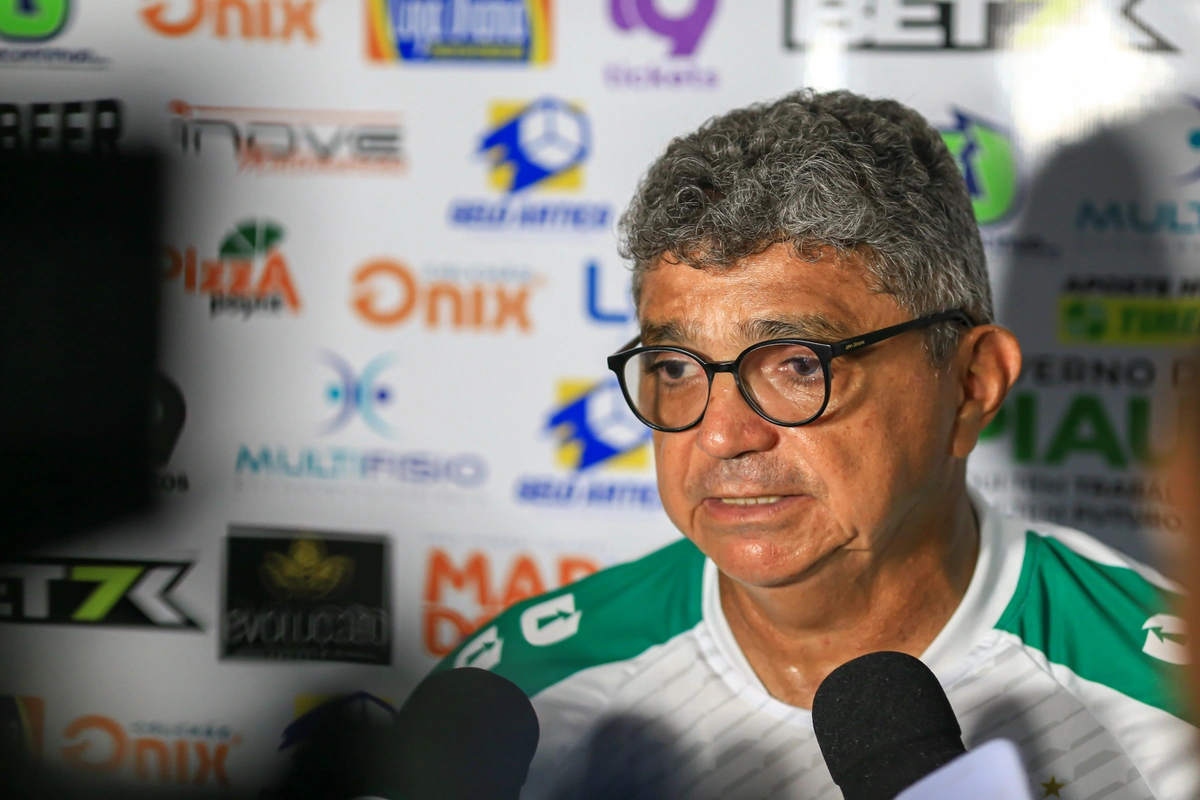 Flávio Araújo , técnico do Altos