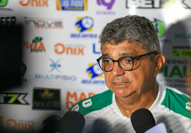 Flávio Araújo , técnico do Altos