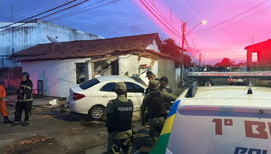 Foi necessária ação da PM para retirar a motorista do carro