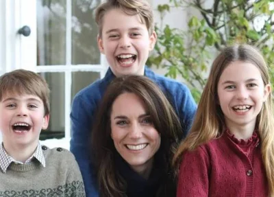Foto de Kate Middleton com seus três filhos