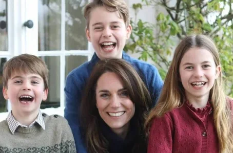 Foto de Kate Middleton com seus três filhos