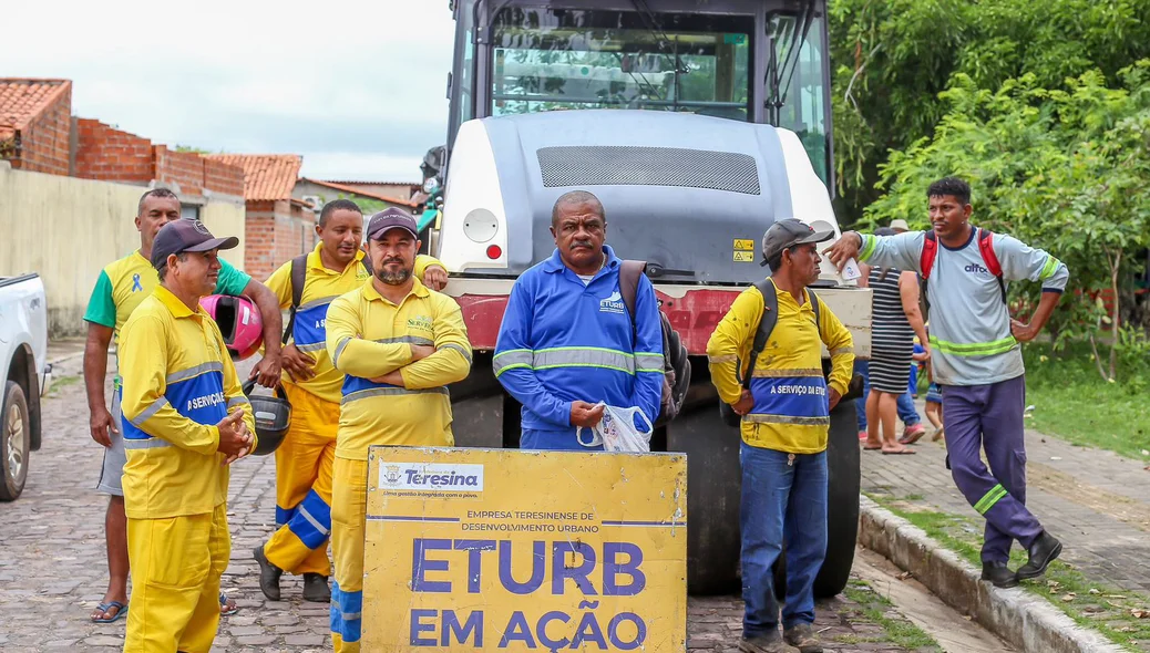Funcionários da Eturb em ação