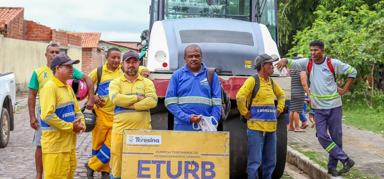 Funcionários da Eturb em ação