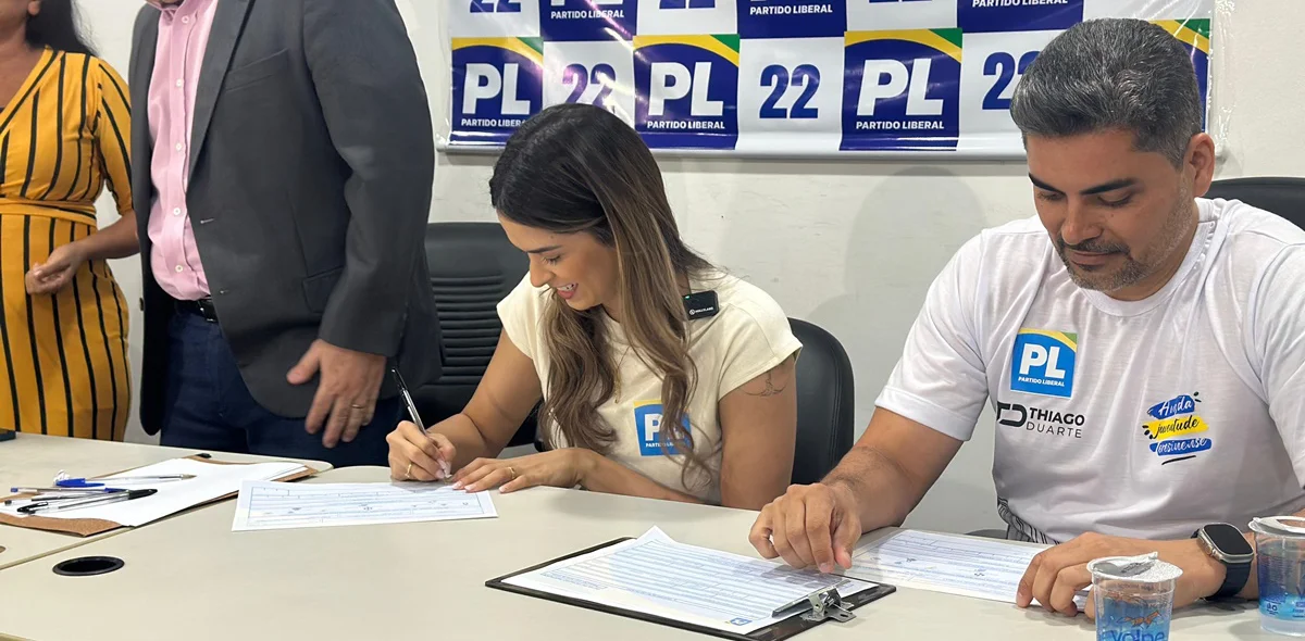 Gessy Lima assinando sua ficha de filiação ao PL