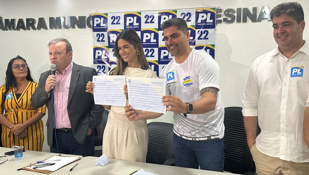 Gessy Lima e Thiago Duarte com suas fichas de filiação