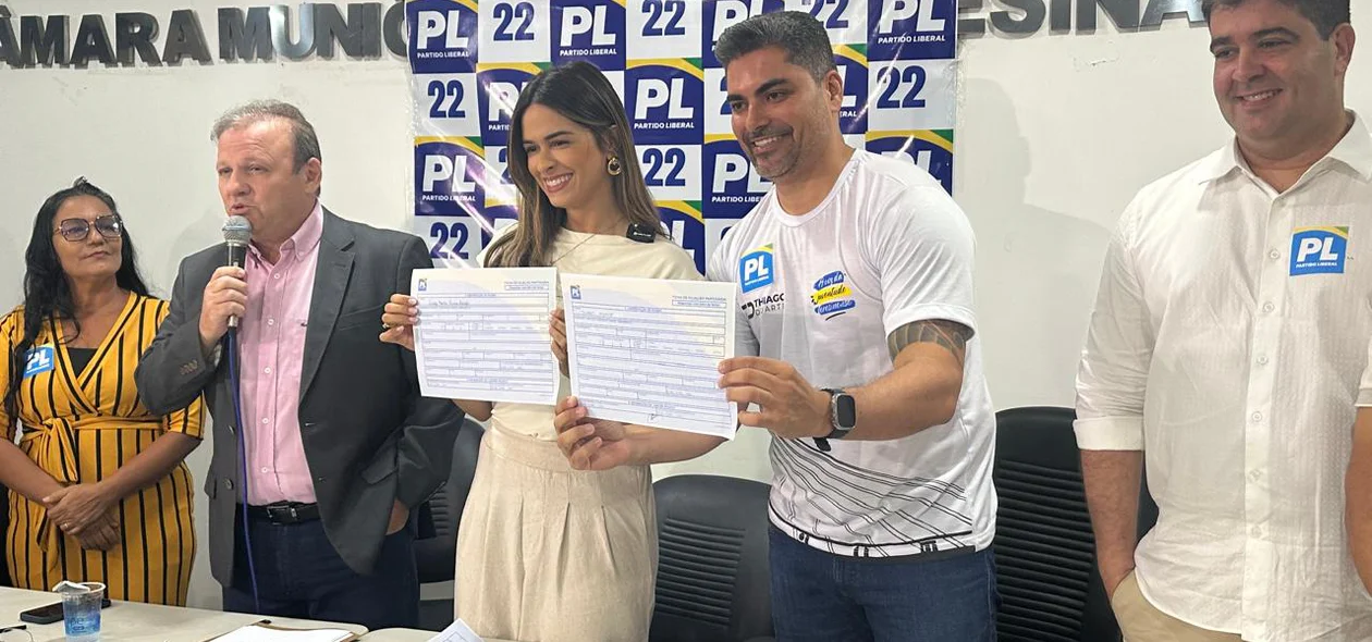 Gessy Lima e Thiago Duarte com suas fichas de filiação