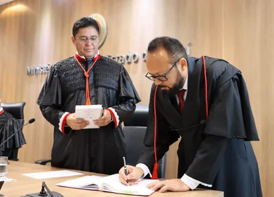 Gilmar Pereira Avelino assinando termo de posse como promotor de Justiça substituto