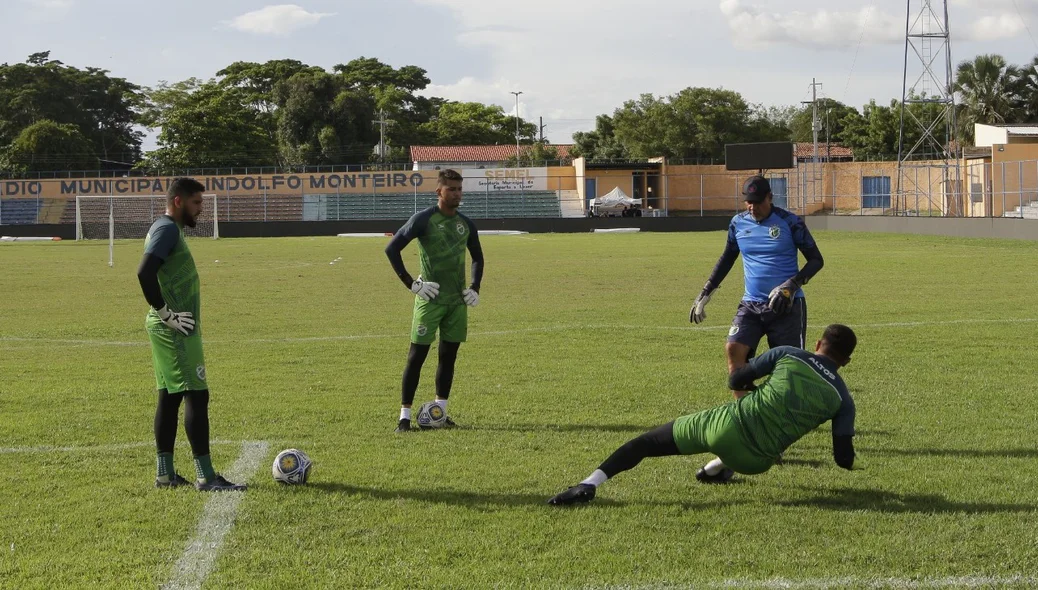 Goleiros do Altos em preparação para jogo contra o Sport