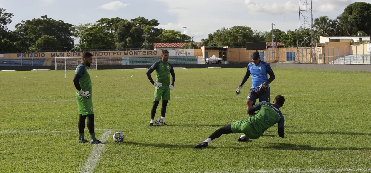 Goleiros do Altos em preparação para jogo contra o Sport