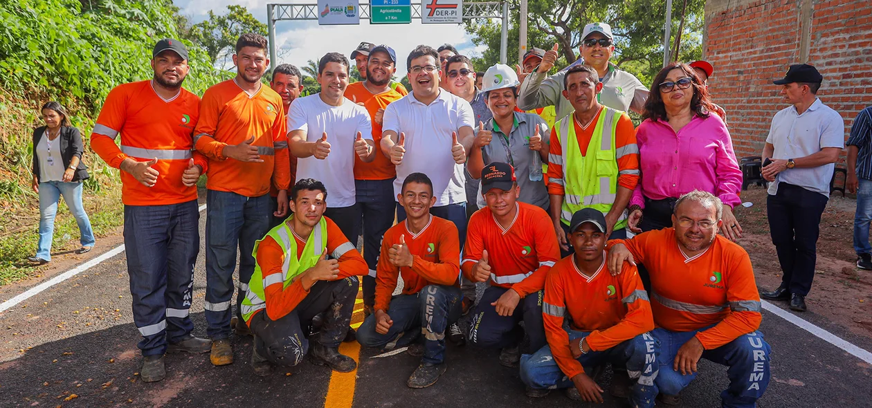 Governador ao lado de trabalhadores
