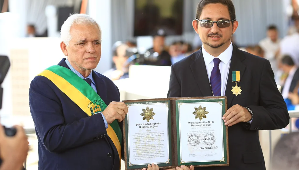 Governador em exercício entregando honraria