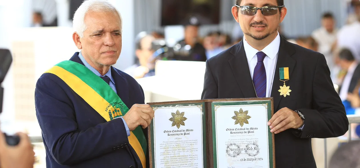 Governador em exercício entregando honraria