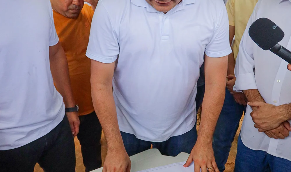 Governador olhando o mapa da obra