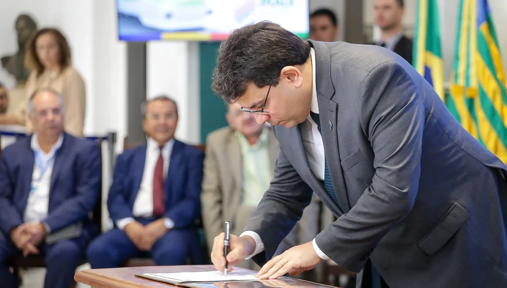 Governador Rafael Fonteles assinando ordem de serviço