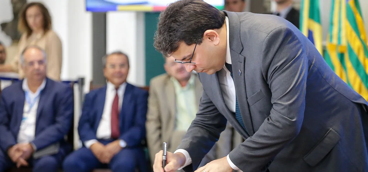 Governador Rafael Fonteles assinando ordem de serviço