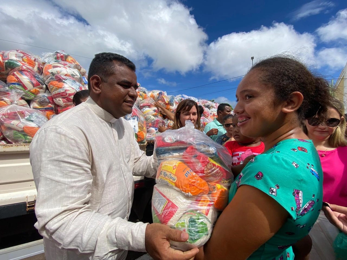 Igreja Católica e Prefeitura de Esperantina realizam entrega de cestas básicas