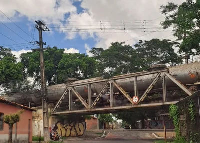 Imagens feitas por populares da região mostram o trem interditando o trânsito