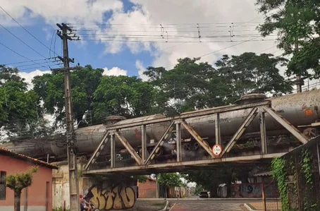 Imagens feitas por populares da região mostram o trem interditando o trânsito