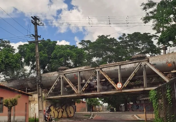 Imagens feitas por populares da região mostram o trem interditando o trânsito
