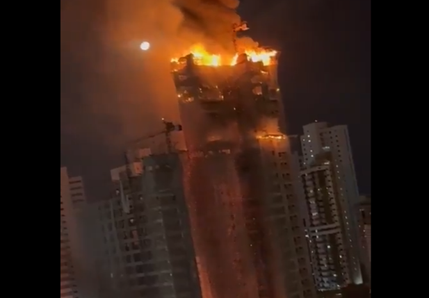 Incêndio de grande proporção atinge prédio em Recife