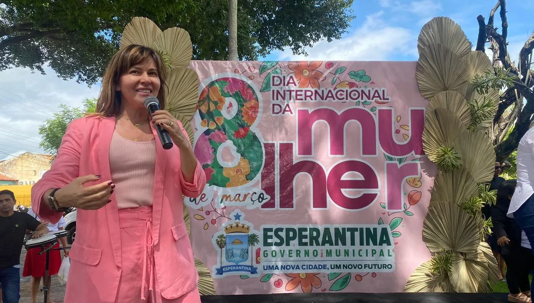 Ivanária Sampaio prestando homenagens para as mulheres