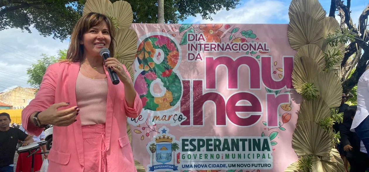 Ivanária Sampaio prestando homenagens para as mulheres