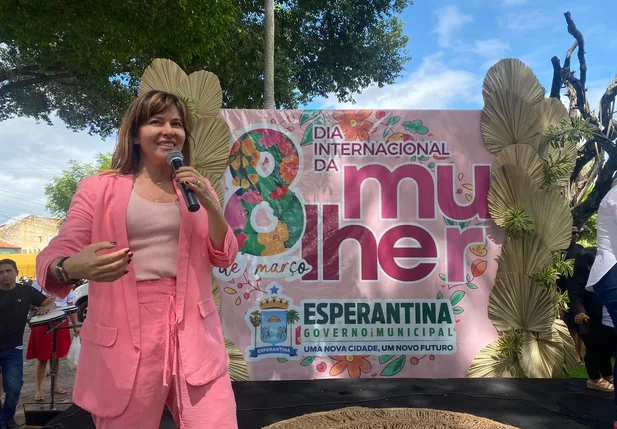 Ivanária Sampaio prestando homenagens para as mulheres