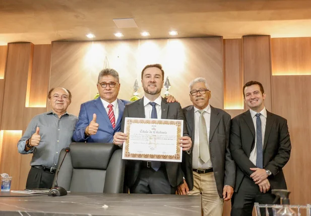 João Mádison entrega título de cidadania piauiense para o médico Tiago Teixeira