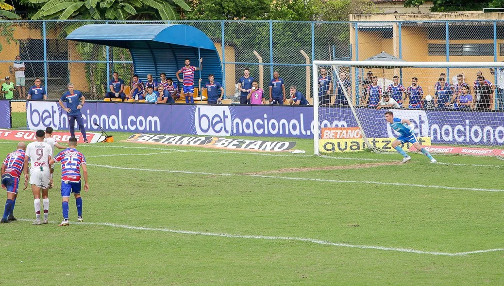 João Ricardo (goleiro do Fortaleza) defende penalti de atacante do Fluminense-PI