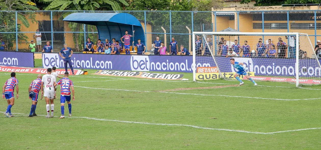 João Ricardo (goleiro do Fortaleza) defende penalti de atacante do Fluminense-PI