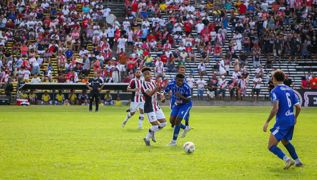 Jogadores brigam pela bola