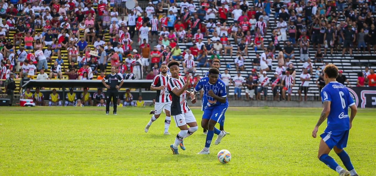 Jogadores brigam pela bola