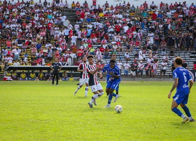 Jogadores brigam pela bola