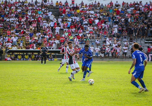 Jogadores brigam pela bola