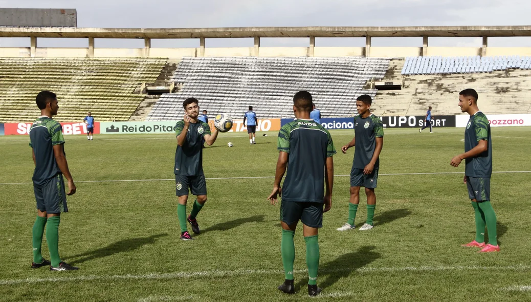 Jogadores do Altos aquecendo com bola
