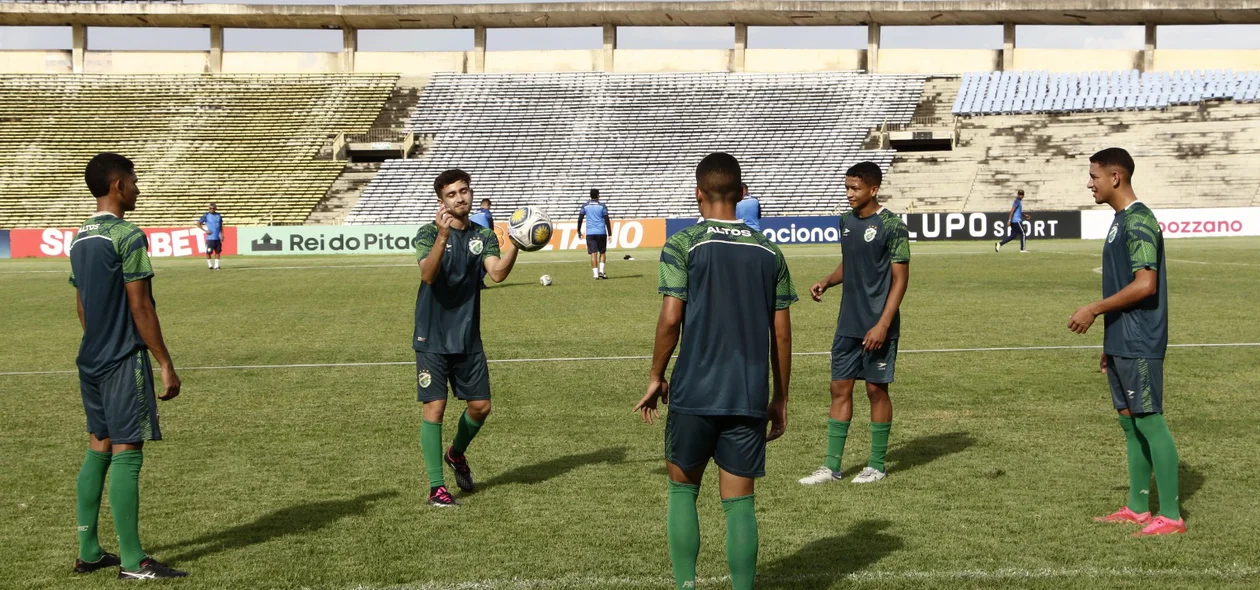 Jogadores do Altos aquecendo com bola
