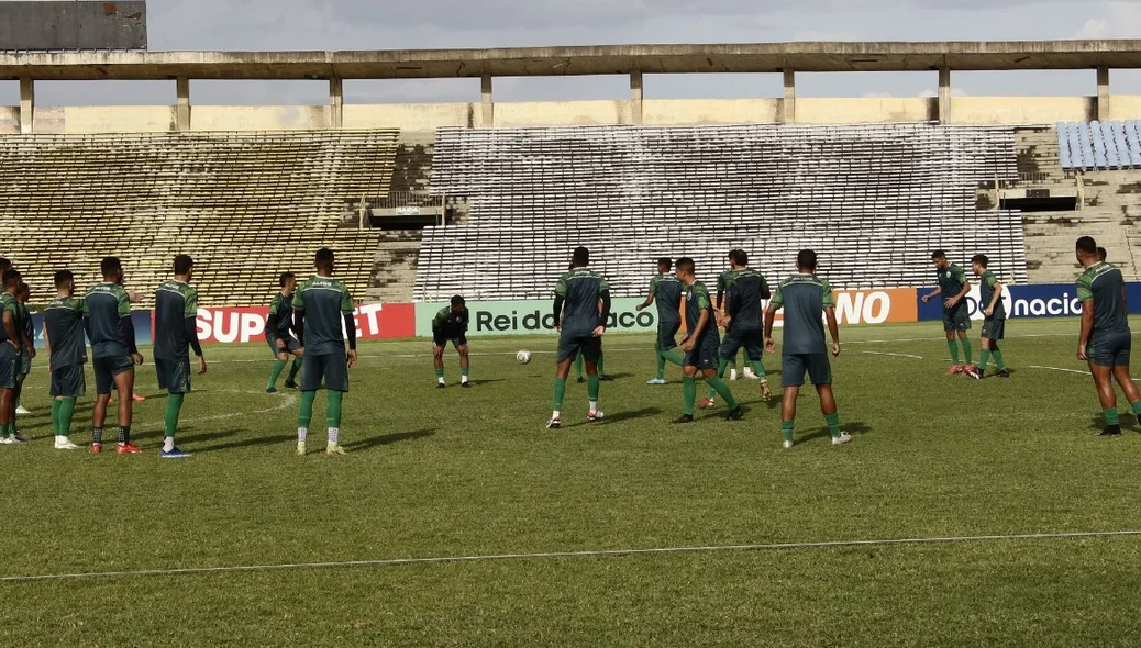 Jogadores do Altos aquecendo com bola em meio a semana decisiva