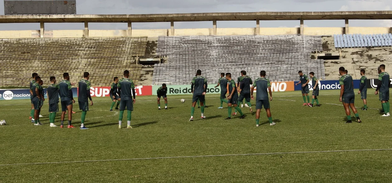 Jogadores do Altos aquecendo com bola em meio a semana decisiva