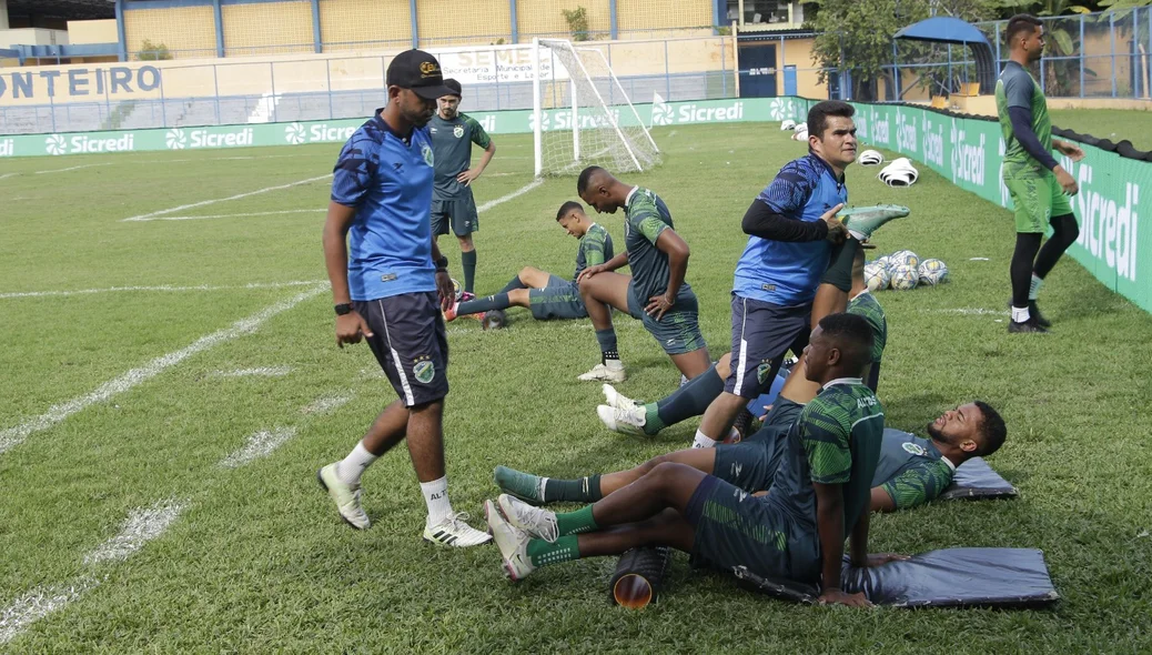 Jogadores do Altos em aquecimento para jogo da Copa do Brasil