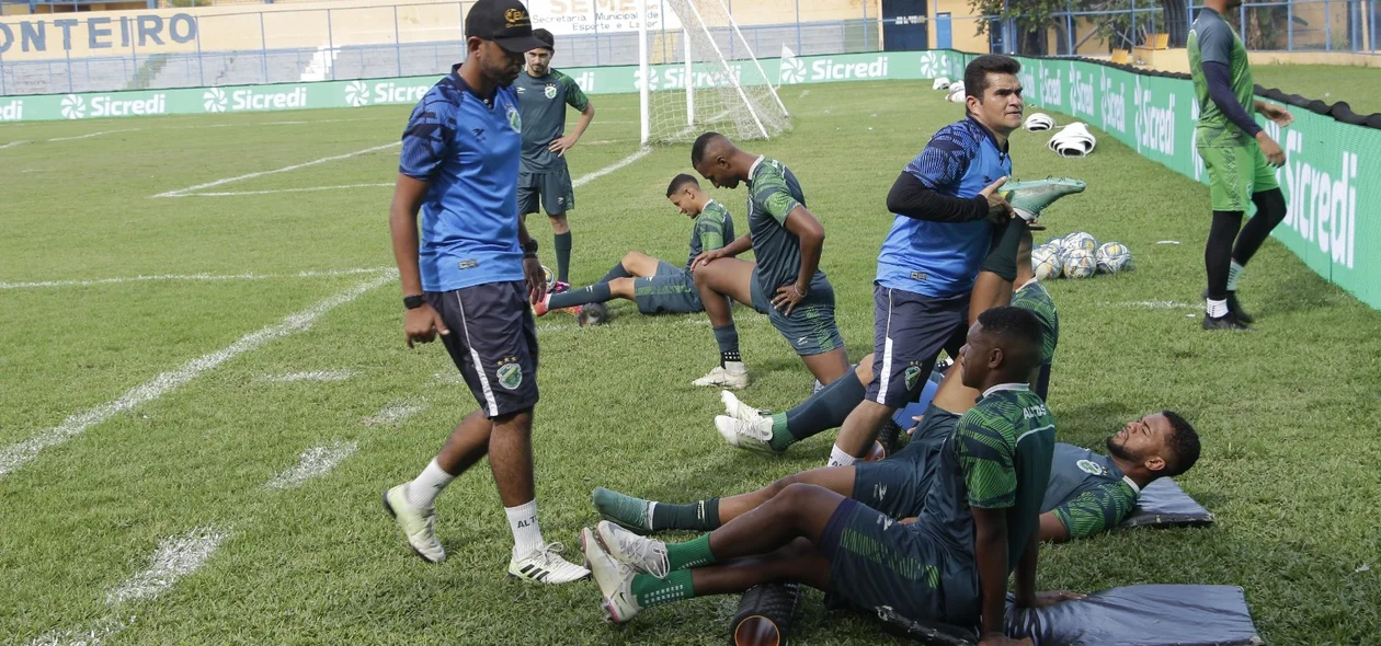 Jogadores do Altos em aquecimento para jogo da Copa do Brasil