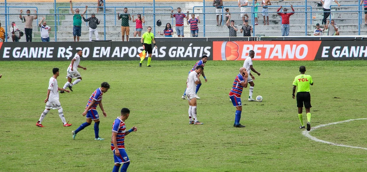 Jogadores do Fluminense-PI e Fortaleza lamentam lance do jogo na Copa do Brasil