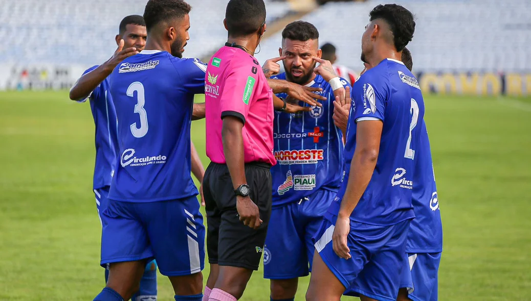 Jogadores do Parnahyba reclamam com o árbitro