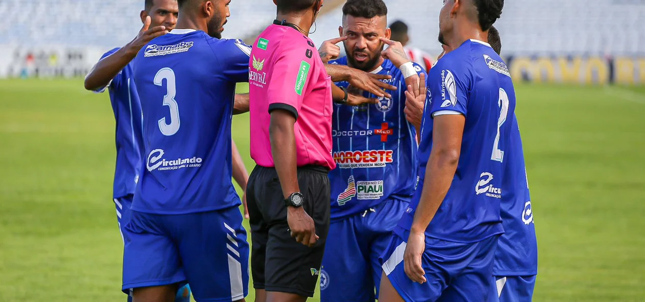 Jogadores do Parnahyba reclamam com o árbitro